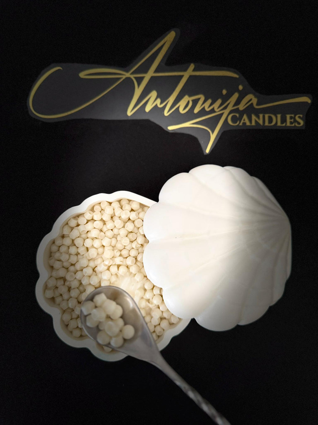 БИСЕРИ - Восок во облик на школка се топи во кутија за складирање од смола