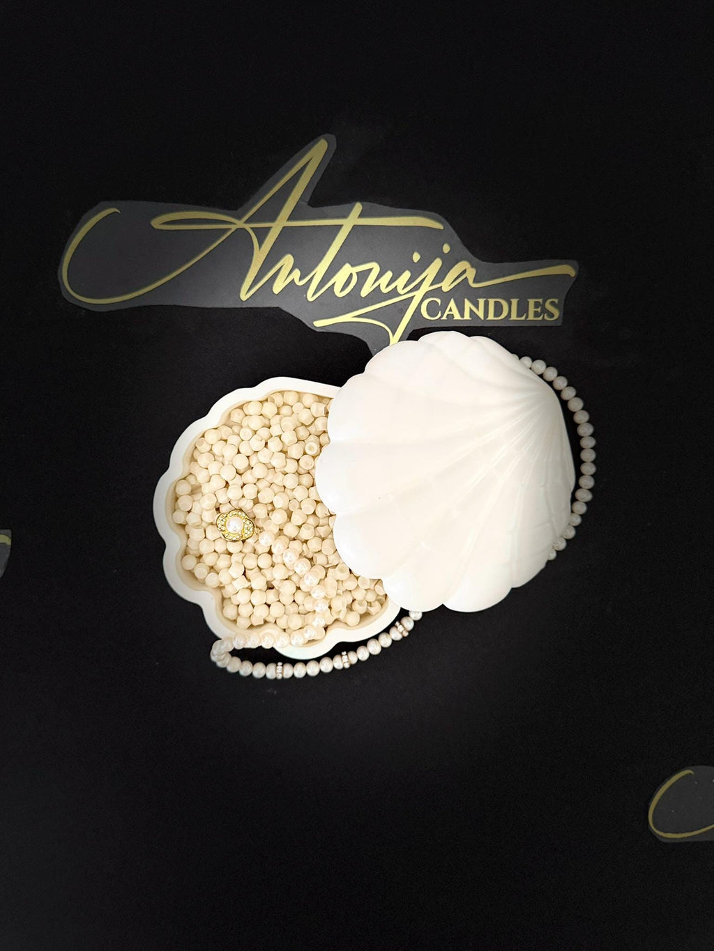 БИСЕРИ - Восок во облик на школка се топи во кутија за складирање од смола