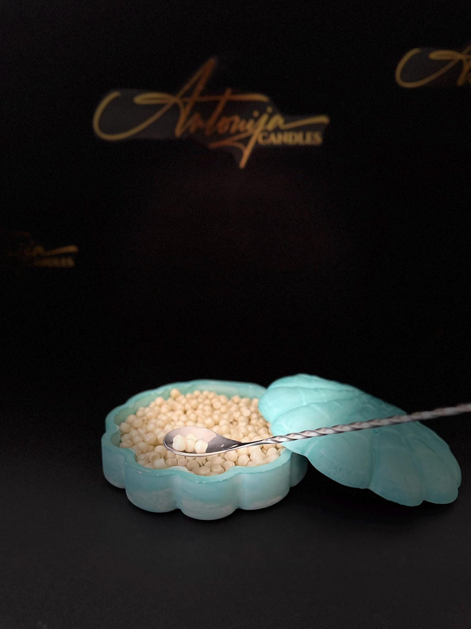 БИСЕРИ - Восок во облик на школка се топи во кутија за складирање од смола