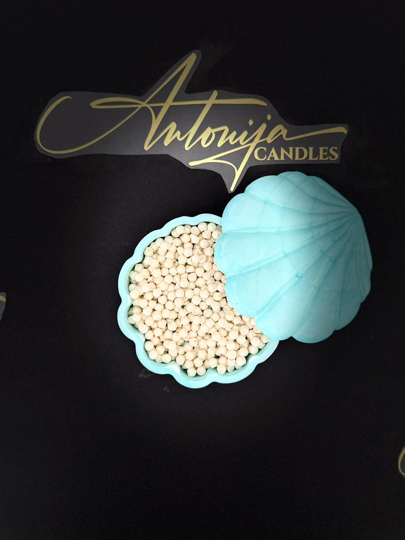 БИСЕРИ - Восок во облик на школка се топи во кутија за складирање од смола