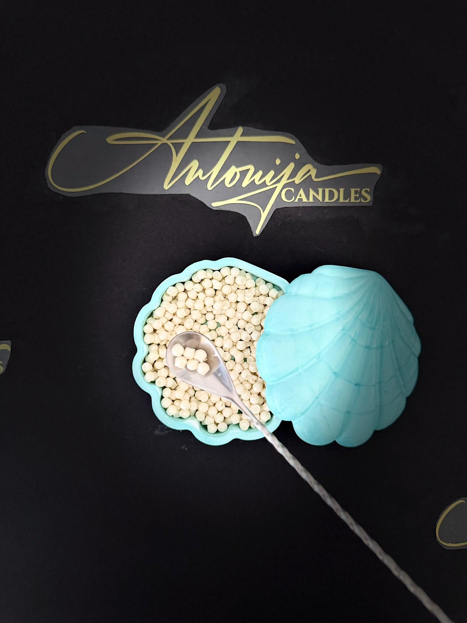 БИСЕРИ - Восок во облик на школка се топи во кутија за складирање од смола